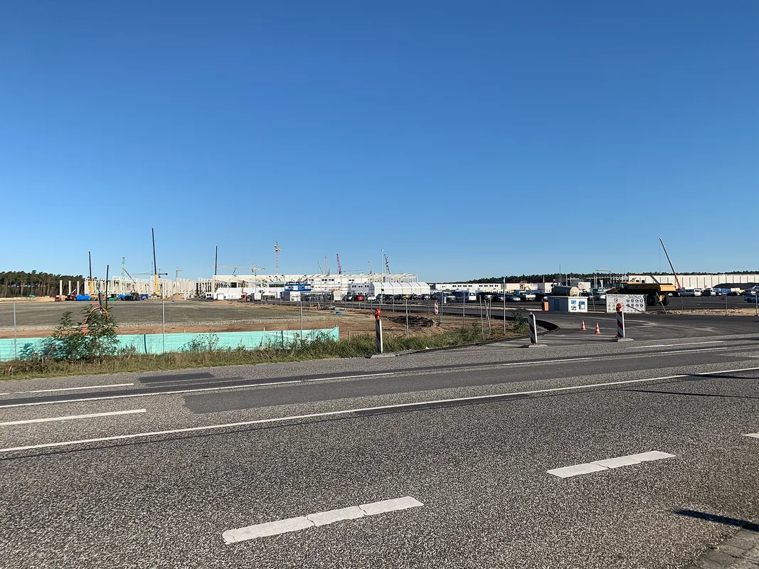 Blick auf das Gelände der Tesla Gigafactory Berlin-Brandenburg