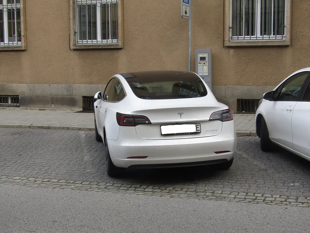 Heckansicht eines weißen Tesla Model 3