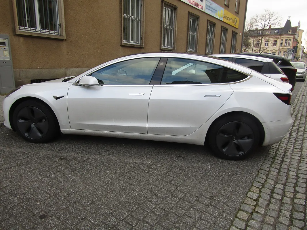 Seitenansicht eines weißen Tesla Model 3